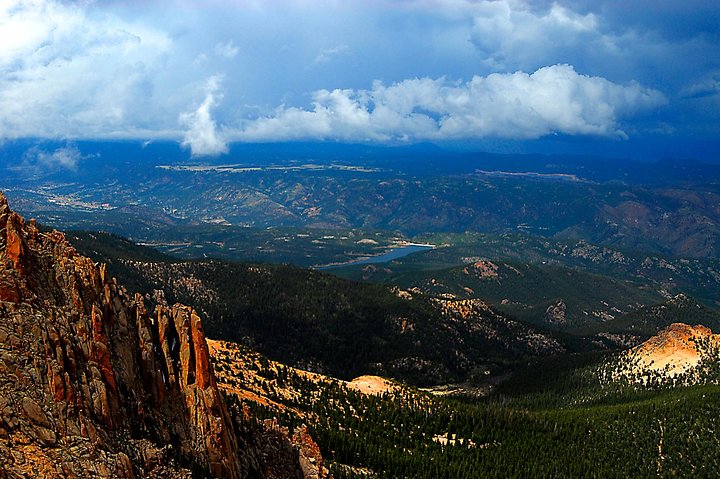 Turister som utforsker de fantastiske røde fjellformasjonene i Garden of the Gods og den naturskjønne toppen av Pikes Peak nær Denver, foto 7 | wizardtrip