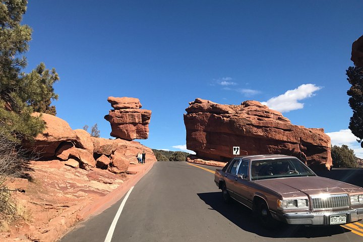 Turister som utforsker de fantastiske røde fjellformasjonene i Garden of the Gods og den naturskjønne toppen av Pikes Peak nær Denver, foto 8 | wizardtrip