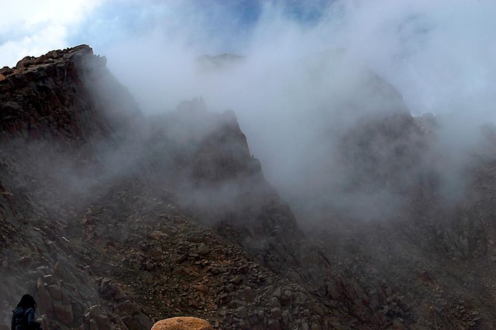 Turister som utforsker de fantastiske røde fjellformasjonene i Garden of the Gods og den naturskjønne toppen av Pikes Peak nær Denver, foto 10 | wizardtrip