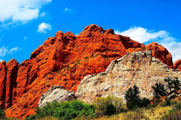 Turister som utforsker de fantastiske røde fjellformasjonene i Garden of the Gods og den naturskjønne toppen av Pikes Peak nær Denver, foto 11 | wizardtrip
