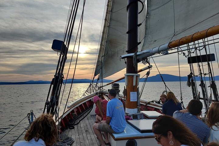 Genießen Sie eine Sonnenuntergangsfahrt auf einem historischen Windjammer in Camden, Maine, Foto 6 | wizardtrip