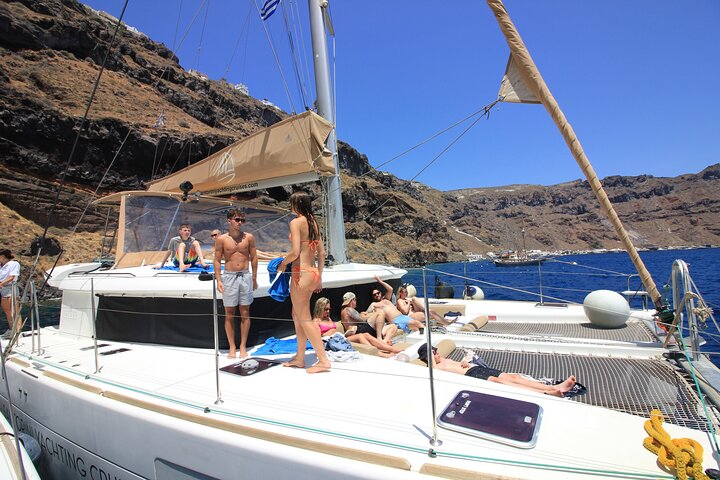 Luksuriøs katamaransejltur på Santorini, udforskning af caldera, strande og varme kilder med spisning ombord, foto 6 | wizardtrip