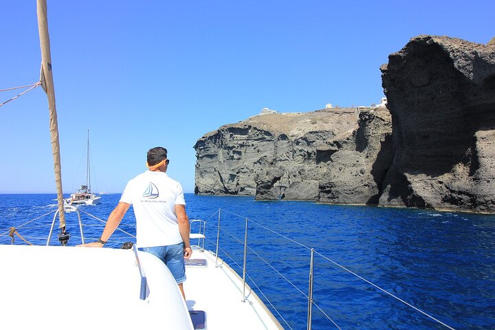Luksuriøs katamaransejltur på Santorini, udforskning af caldera, strande og varme kilder med spisning ombord, foto 7 | wizardtrip