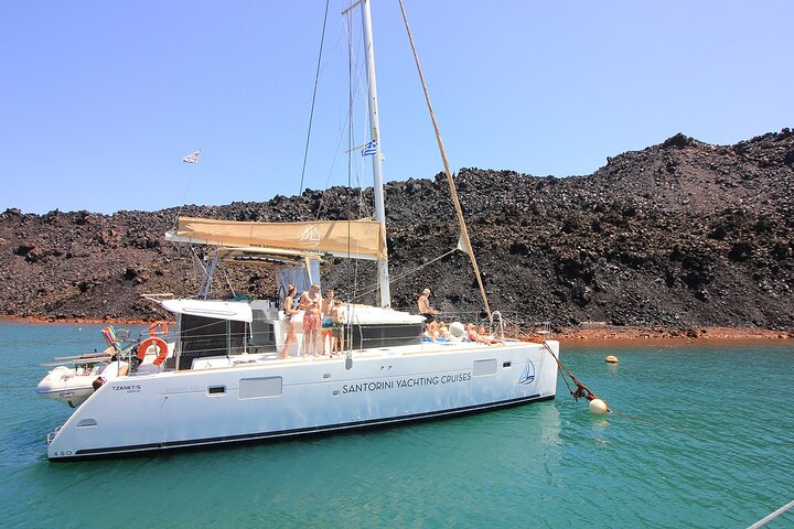 Luksuriøs katamaransejltur på Santorini, udforskning af caldera, strande og varme kilder med spisning ombord, foto 12 | wizardtrip