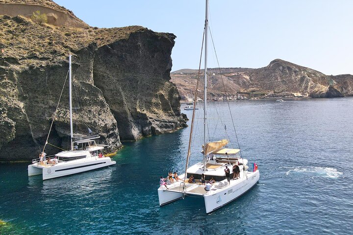 Luksuriøs katamaransejltur på Santorini, udforskning af caldera, strande og varme kilder med spisning ombord, foto 14 | wizardtrip