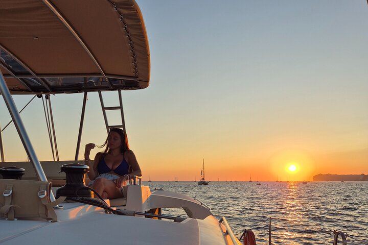Croisière luxueuse en catamaran à Santorin avec vue sur le coucher de soleil, baignade et dîner, photo 6 | wizardtrip