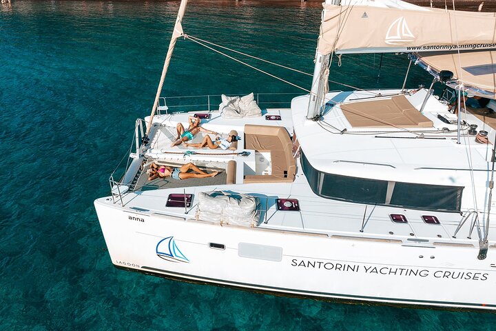 Croisière luxueuse en catamaran à Santorin avec vue sur le coucher de soleil, baignade et dîner, photo 7 | wizardtrip