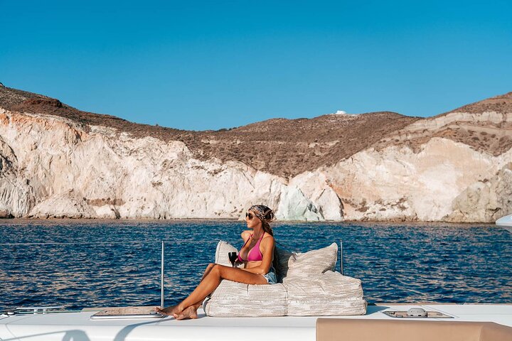 Croisière luxueuse en catamaran à Santorin avec vue sur le coucher de soleil, baignade et dîner, photo 8 | wizardtrip