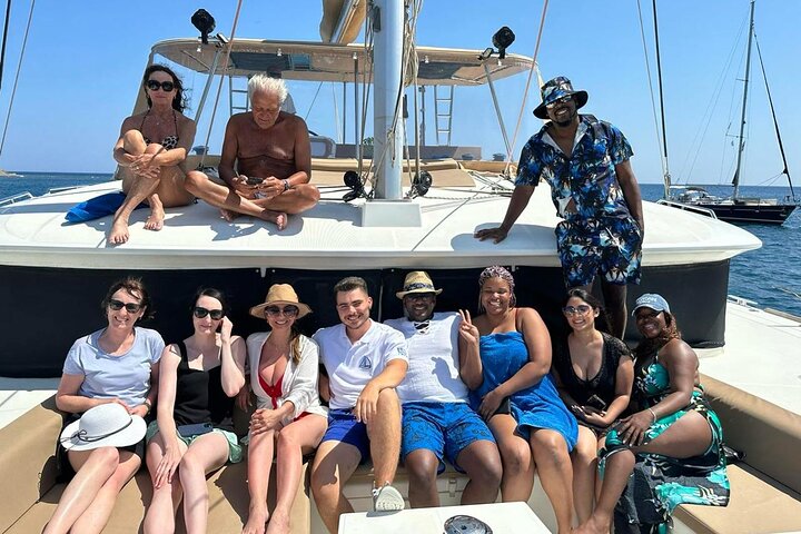 Croisière luxueuse en catamaran à Santorin avec vue sur le coucher de soleil, baignade et dîner, photo 9 | wizardtrip