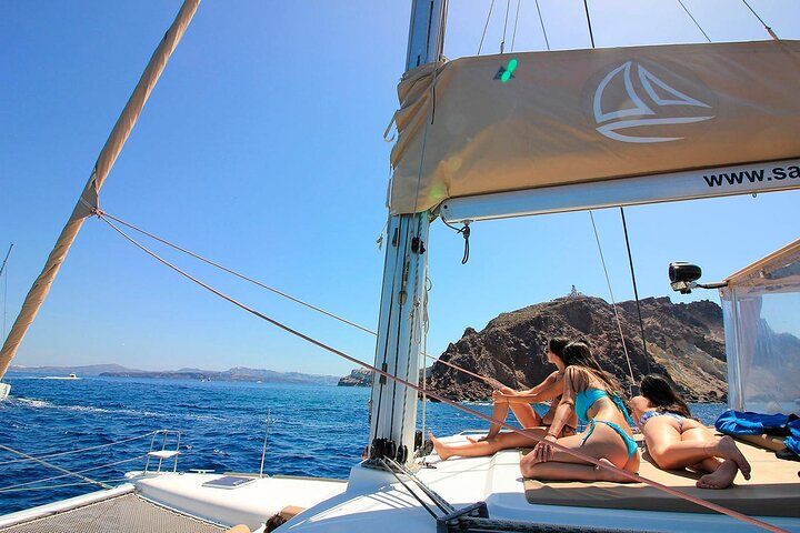 Croisière luxueuse en catamaran à Santorin avec vue sur le coucher de soleil, baignade et dîner, photo 10 | wizardtrip