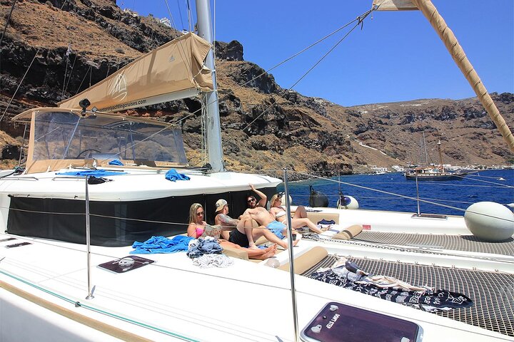 Croisière luxueuse en catamaran à Santorin avec vue sur le coucher de soleil, baignade et dîner, photo 13 | wizardtrip