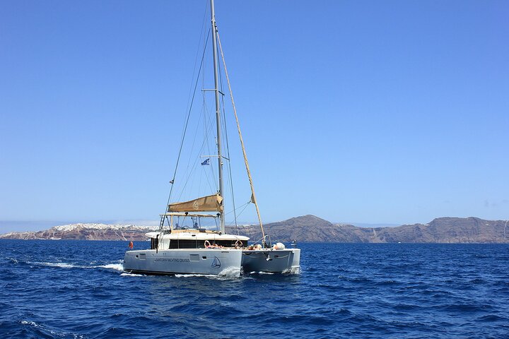 Croisière luxueuse en catamaran à Santorin avec vue sur le coucher de soleil, baignade et dîner, photo 14 | wizardtrip