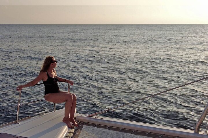 Croisière luxueuse en catamaran à Santorin avec vue sur le coucher de soleil, baignade et dîner, photo 15 | wizardtrip