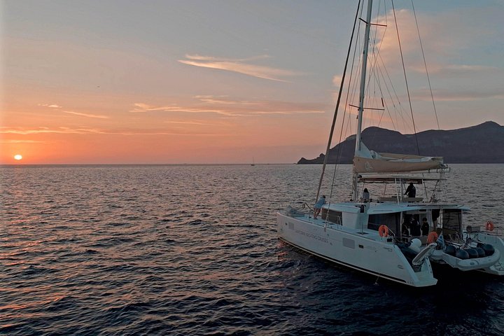 Croisière luxueuse en catamaran à Santorin avec vue sur le coucher de soleil, baignade et dîner, photo 17 | wizardtrip