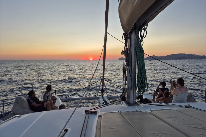 Croisière luxueuse en catamaran à Santorin avec vue sur le coucher de soleil, baignade et dîner, photo 18 | wizardtrip