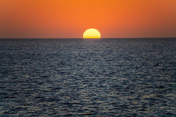 Croisière luxueuse en catamaran à Santorin avec vue sur le coucher de soleil, baignade et dîner, photo 22 | wizardtrip