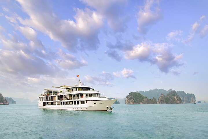 Luxury cruise navigating through the stunning limestone karsts of Ha Long Bay, Vietnam, photo 9 | wizardtrip