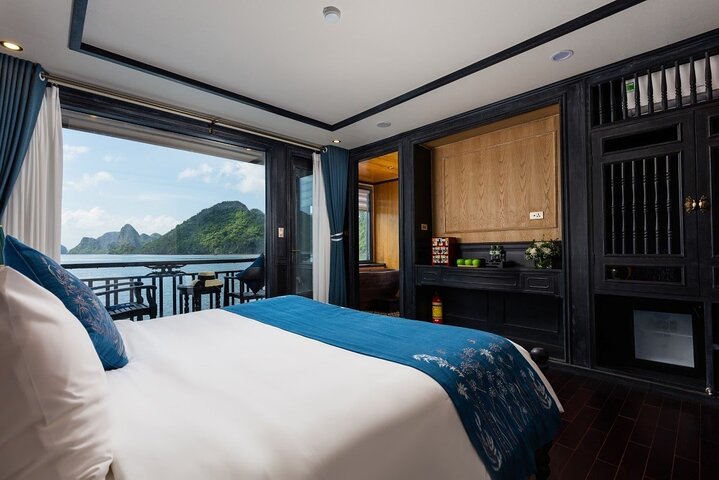 Luxury cruise navigating through the stunning limestone karsts of Ha Long Bay, Vietnam, photo 23 | wizardtrip