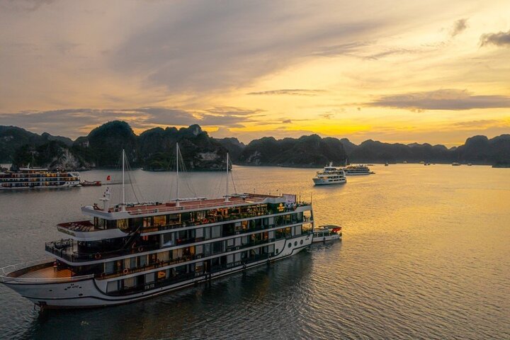 Luxury cruise navigating through the stunning limestone karsts of Ha Long Bay, Vietnam, photo 27 | wizardtrip