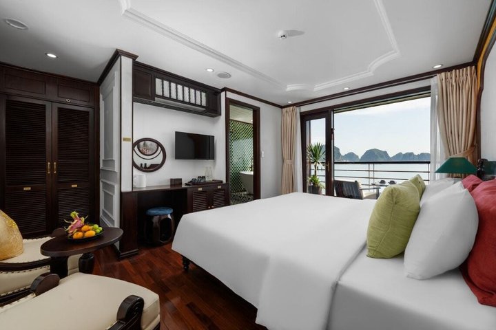 Luxury cruise navigating through the stunning limestone karsts of Ha Long Bay, Vietnam, photo 44 | wizardtrip
