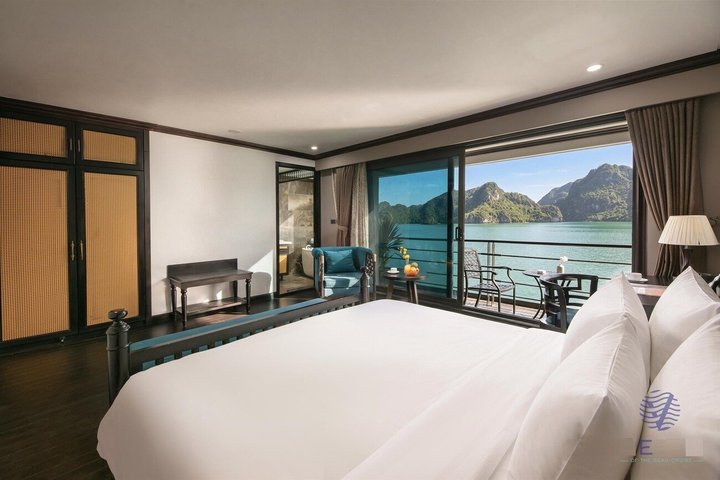 Luxury cruise navigating through the stunning limestone karsts of Ha Long Bay, Vietnam, photo 51 | wizardtrip