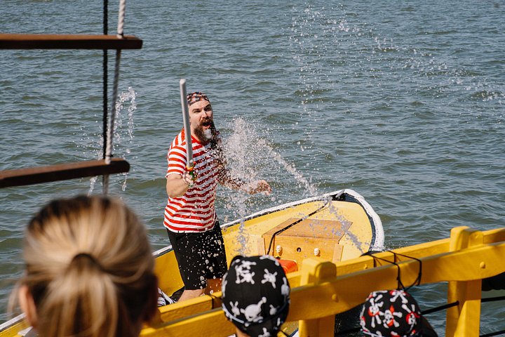 Hilton Head piratskip-eventyr med barn i kostyme og vannkanoner, foto 6 | wizardtrip