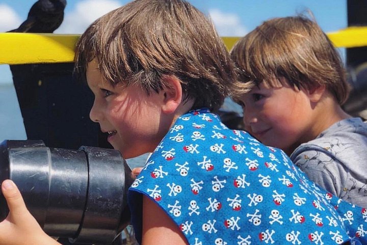 Hilton Head piratskip-eventyr med barn i kostyme og vannkanoner, foto 9 | wizardtrip