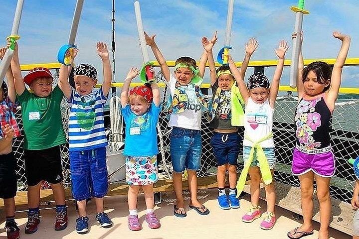 Hilton Head piratskip-eventyr med barn i kostyme og vannkanoner, foto 11 | wizardtrip