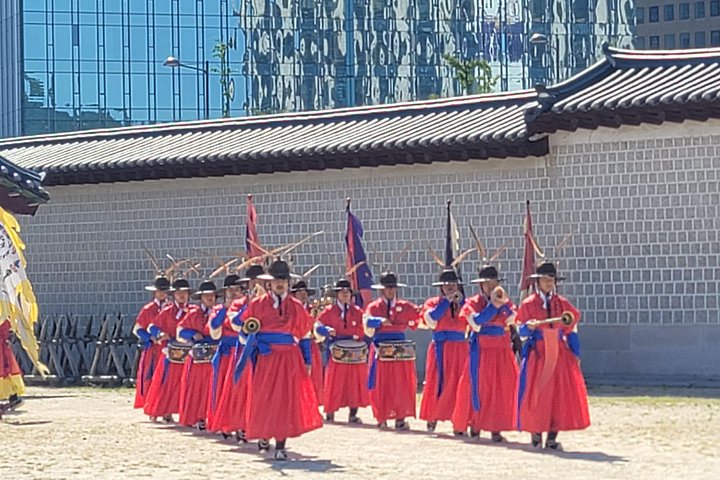 Explorez le patrimoine culturel de Séoul, y compris les palais, les villages traditionnels et les marchés, lors d'une visite guidée en petit groupe, photo 17 | wizardtrip