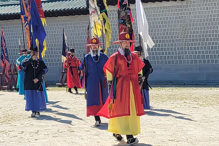 Explorez le patrimoine culturel de Séoul, y compris les palais, les villages traditionnels et les marchés, lors d'une visite guidée en petit groupe, photo 19 | wizardtrip