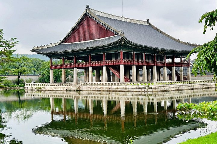 Explorez le patrimoine culturel de Séoul, y compris les palais, les villages traditionnels et les marchés, lors d'une visite guidée en petit groupe, photo 31 | wizardtrip
