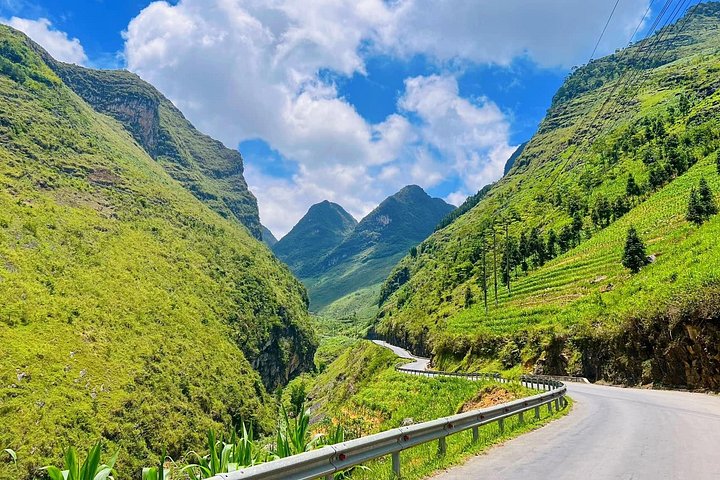 Malerische Motorradtour durch die dramatischen Landschaften von Ha Giang, einschließlich Pässe, Dörfer und kultureller Stätten, Foto 15 | wizardtrip