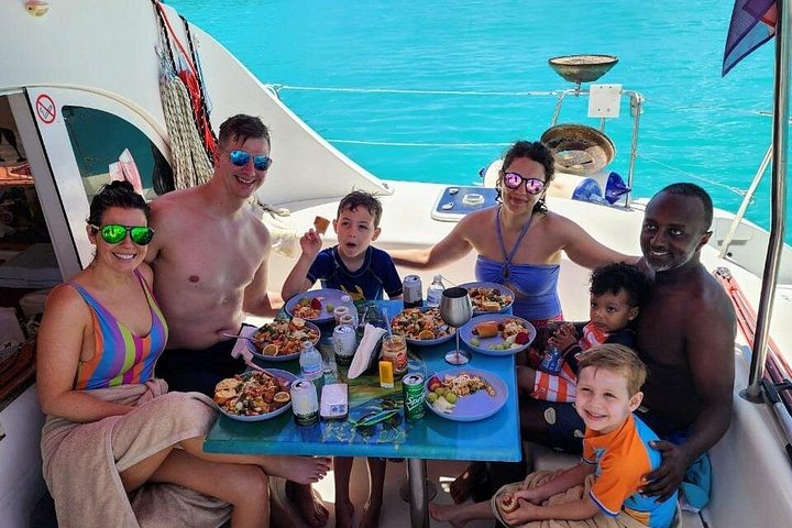 Luxury catamaran sailing and snorkeling tour in Sint Maarten with gourmet lunch and open bar, photo 2 | wizardtrip