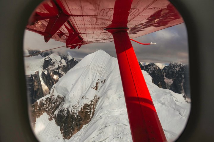 Naturskjønn flysightseeing-tur over Denali nasjonalpark, Alaska, som viser isbreer og fjell, foto 6 | wizardtrip