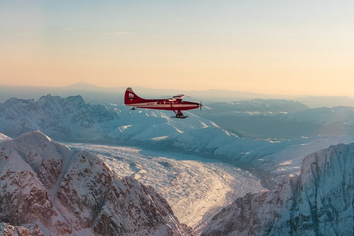 Naturskjønn flysightseeing-tur over Denali nasjonalpark, Alaska, som viser isbreer og fjell, foto 8 | wizardtrip