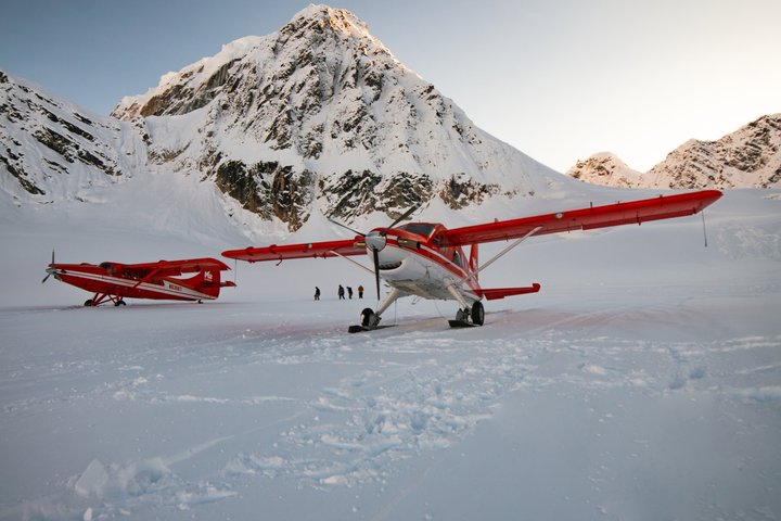 Naturskjønn flysightseeing-tur over Denali nasjonalpark, Alaska, som viser isbreer og fjell, foto 9 | wizardtrip
