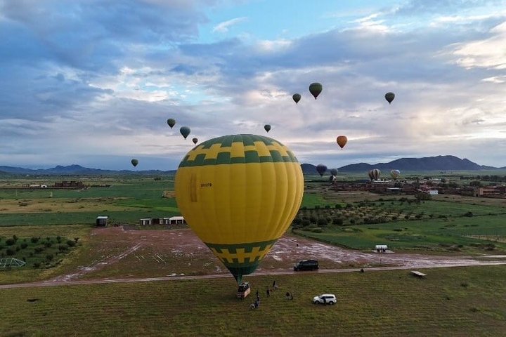 Montgolfière flottant au-dessus de Marrakech au lever du soleil, offrant des vues panoramiques sur le désert et la palmeraie, photo 6 | wizardtrip