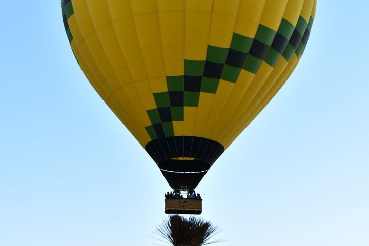 Montgolfière flottant au-dessus de Marrakech au lever du soleil, offrant des vues panoramiques sur le désert et la palmeraie, photo 8 | wizardtrip