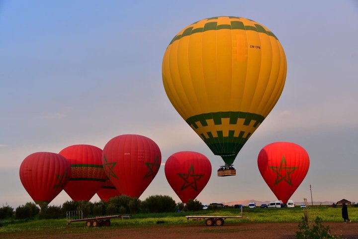 Montgolfière flottant au-dessus de Marrakech au lever du soleil, offrant des vues panoramiques sur le désert et la palmeraie, photo 9 | wizardtrip