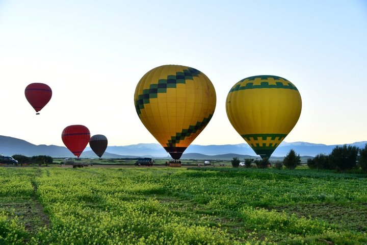 Montgolfière flottant au-dessus de Marrakech au lever du soleil, offrant des vues panoramiques sur le désert et la palmeraie, photo 15 | wizardtrip