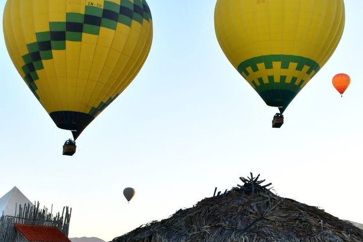Montgolfière flottant au-dessus de Marrakech au lever du soleil, offrant des vues panoramiques sur le désert et la palmeraie, photo 16 | wizardtrip