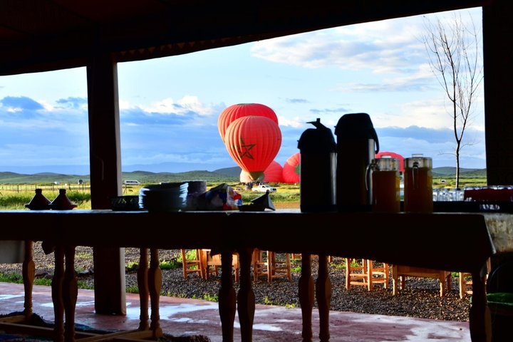 Montgolfière flottant au-dessus de Marrakech au lever du soleil, offrant des vues panoramiques sur le désert et la palmeraie, photo 20 | wizardtrip