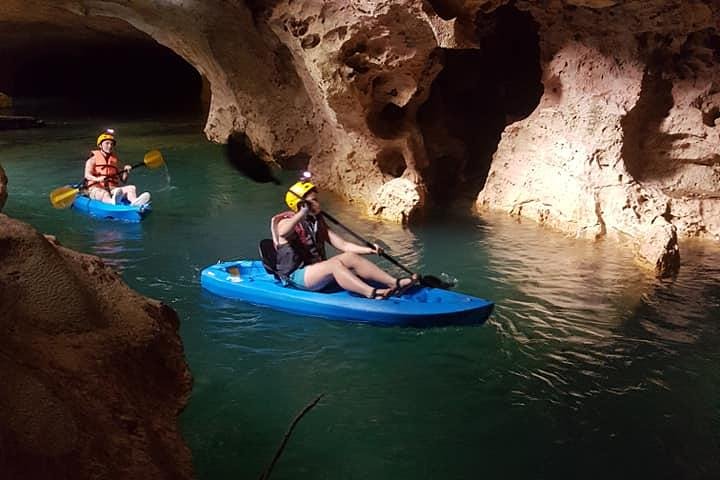 Aventure en kayak dans les grottes de la rivière avec V.i.V. | wizardtrip