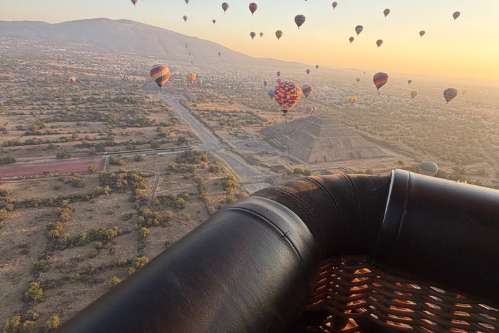 Vol en montgolfière au-dessus des pyramides de Teotihuacán au lever du soleil, avec prise en charge depuis Mexico, photo 27 | wizardtrip