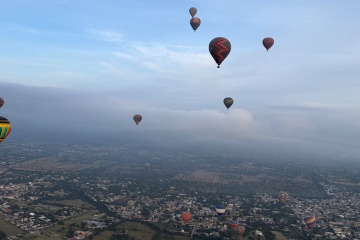 Vol en montgolfière au-dessus des pyramides de Teotihuacán au lever du soleil, avec prise en charge depuis Mexico, photo 38 | wizardtrip
