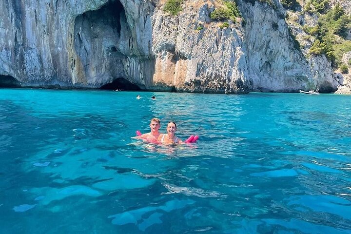 Small group boat tour along the Amalfi Coast from Sorrento, visiting Positano and Amalfi, photo 16 | wizardtrip