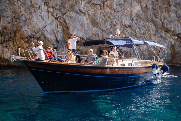 Small group boat tour along the Amalfi Coast from Sorrento, visiting Positano and Amalfi, photo 23 | wizardtrip