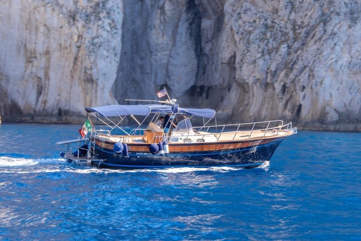 Small group boat tour along the Amalfi Coast from Sorrento, visiting Positano and Amalfi, photo 24 | wizardtrip