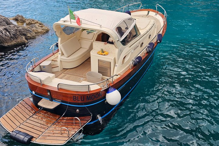 Small group boat tour along the Amalfi Coast from Sorrento, visiting Positano and Amalfi, photo 29 | wizardtrip