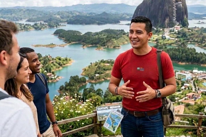 Färgglada gator och den ikoniska klippan Piedra del Peñol i Guatapé, Colombia, foto 9 | wizardtrip